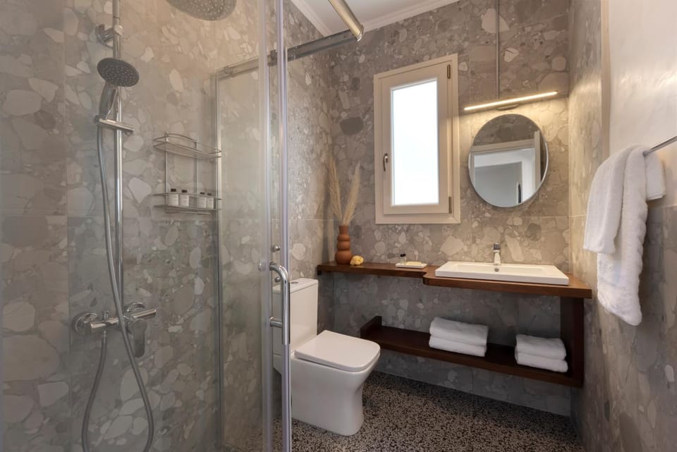 Shower, Toilet, Bathroom, towels