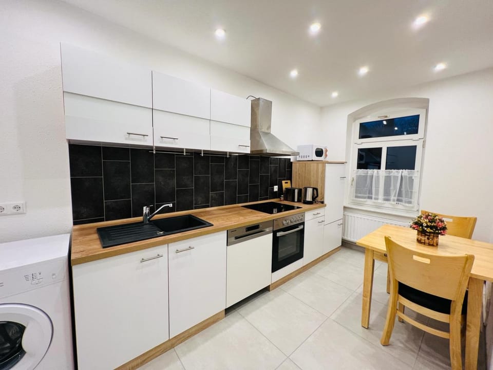 Coffee/tea facilities, Kitchen or kitchenette, Dining area, dishwasher, microwave, oven, stove, toaster, washing machine, kitchen