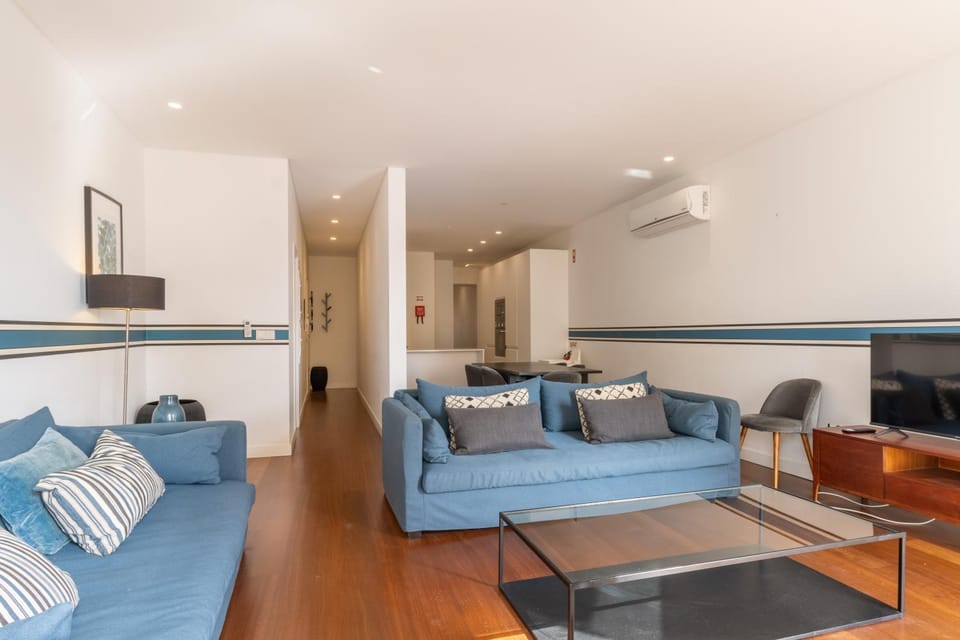 TV and multimedia, Living room, Seating area, internet, internet, air conditioner