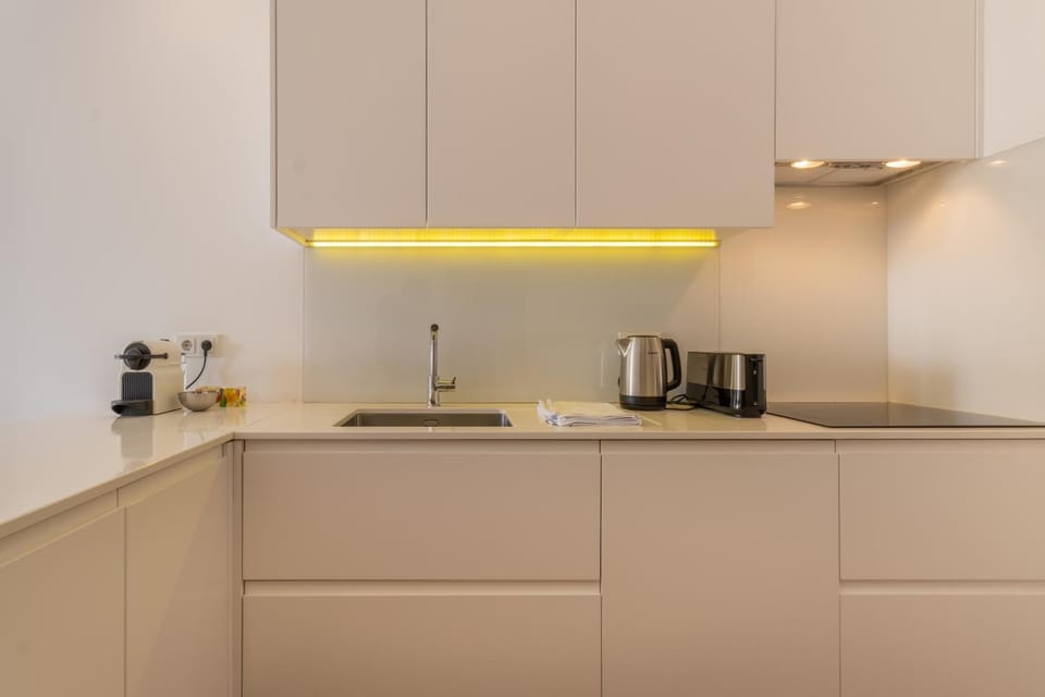 Coffee/tea facilities, Kitchen or kitchenette, stove, toaster