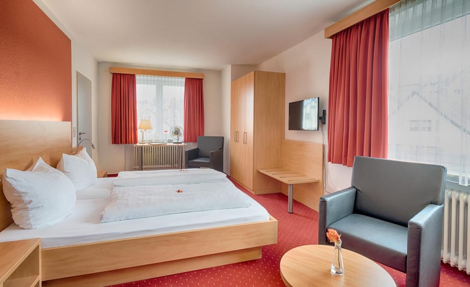 Photo of the whole room, Bedroom