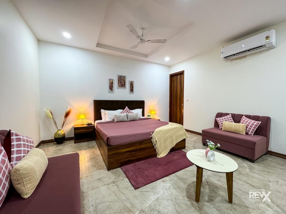 Bed, Seating area, Bedroom, air conditioner
