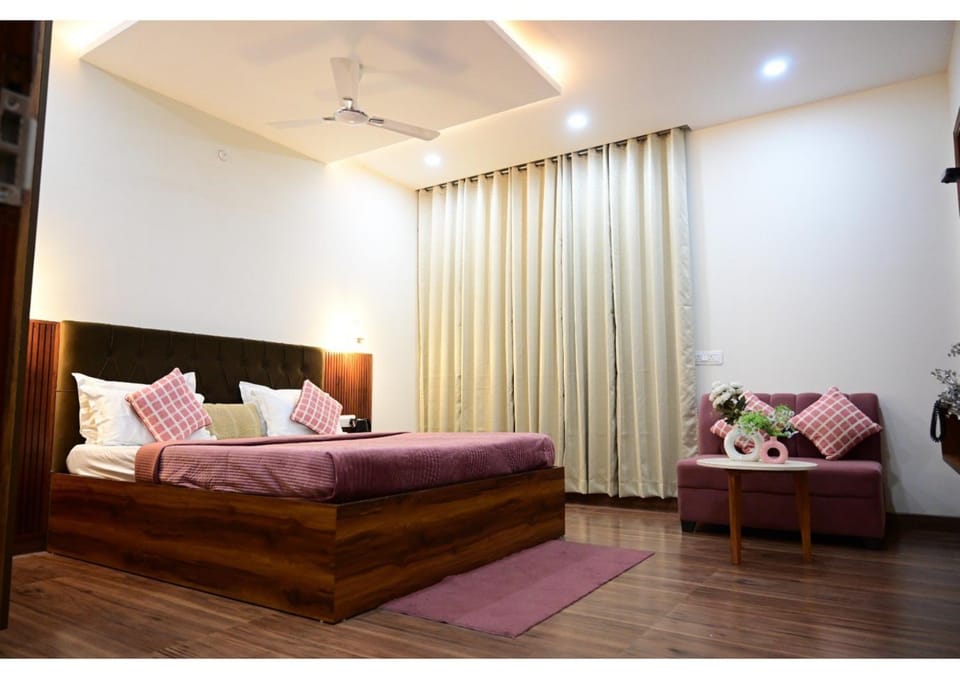 Bed, Photo of the whole room, Seating area, Bedroom