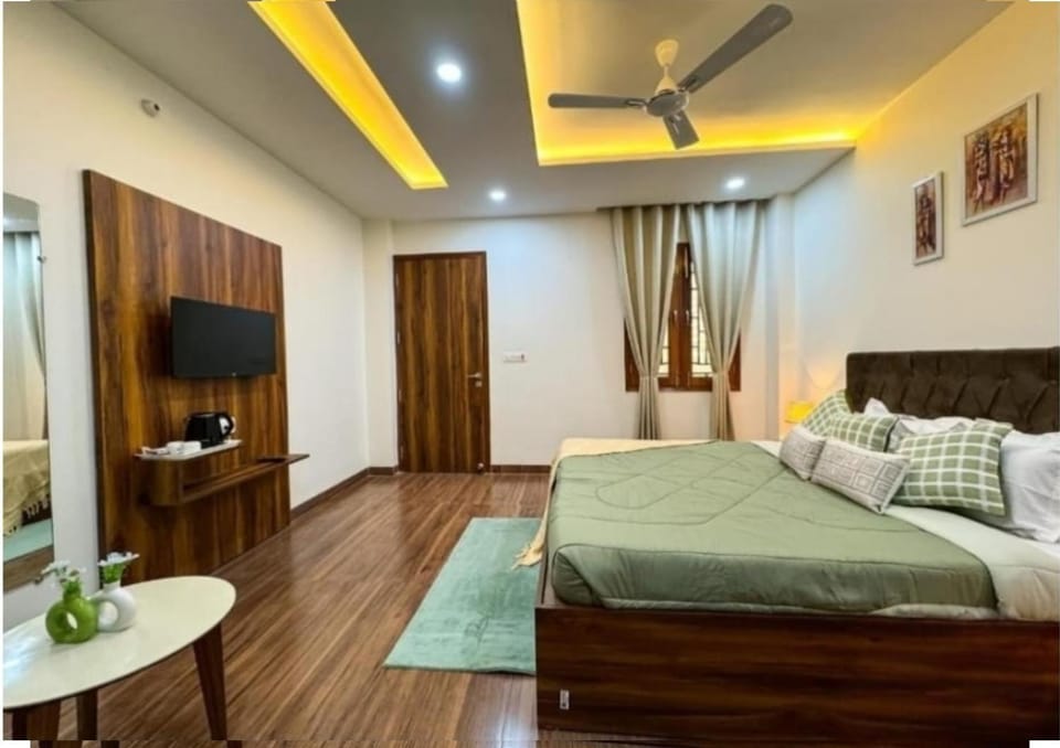 Communal lounge/ TV room, Bed, TV and multimedia, Photo of the whole room, Seating area, Bedroom, air conditioner