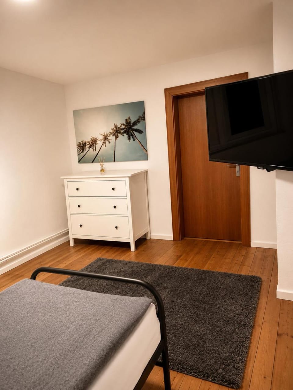 Bed, TV and multimedia, Bedroom