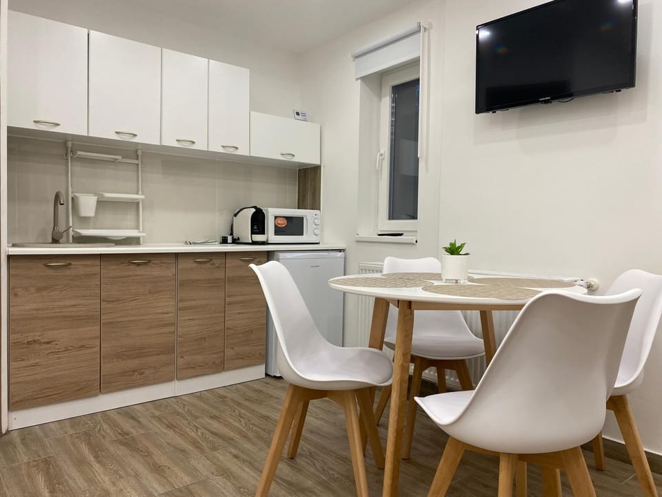 TV and multimedia, Kitchen or kitchenette, Dining area, minibar, stove