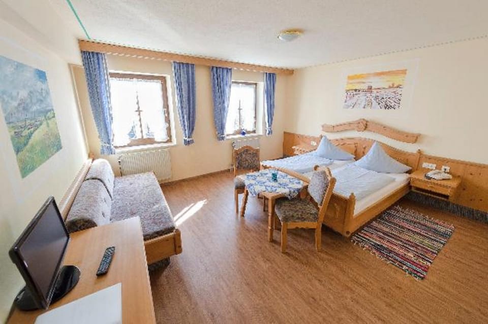 Bed, TV and multimedia, Photo of the whole room, Seating area, Bedroom