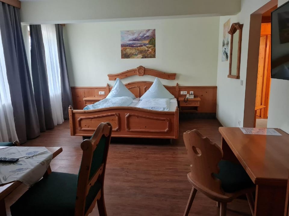 Bed, TV and multimedia, Photo of the whole room, Seating area