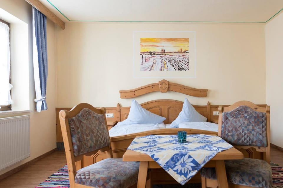 Bed, Photo of the whole room, Seating area