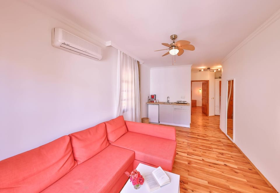 Kitchen or kitchenette, Seating area