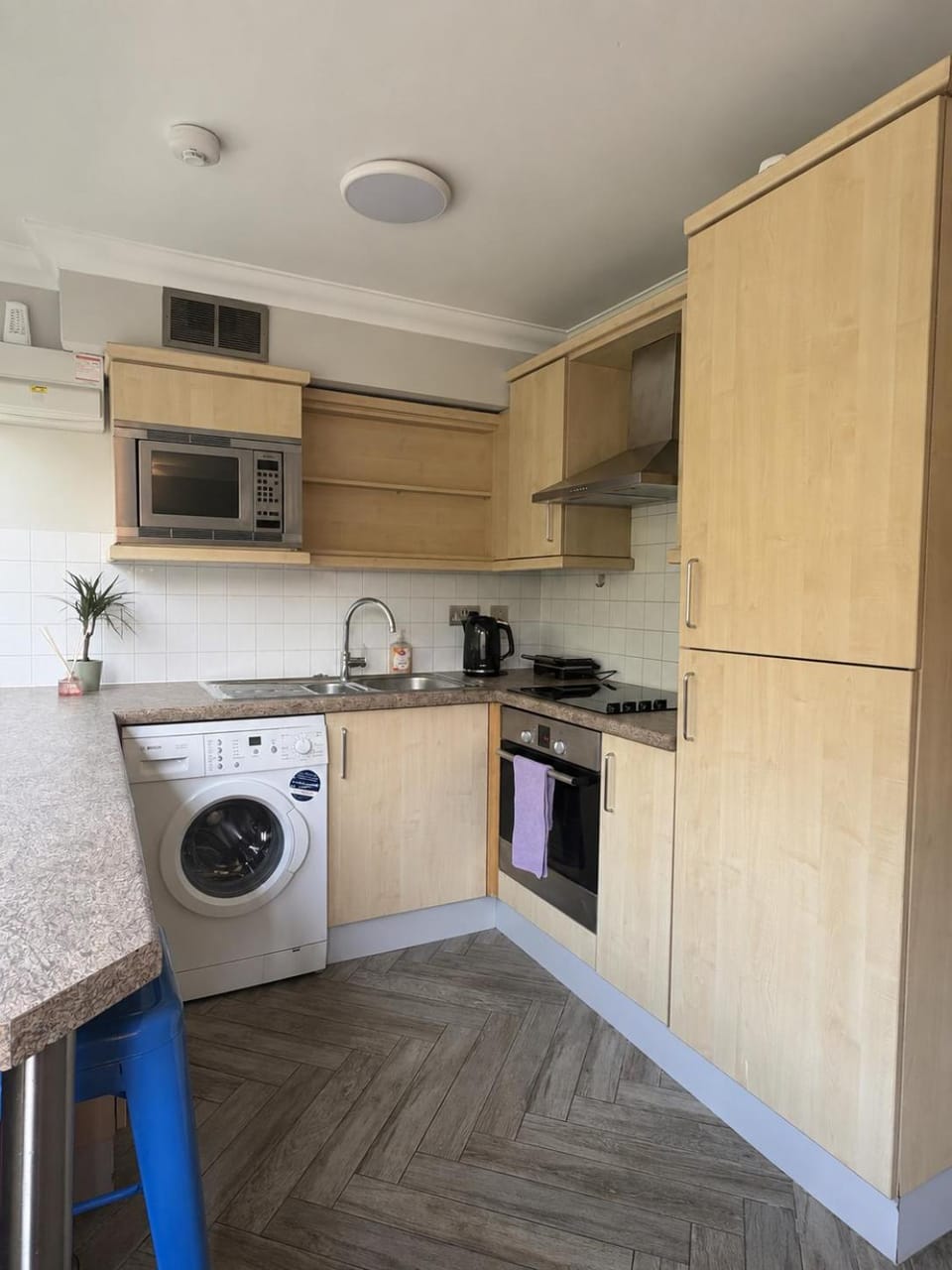 Kitchen or kitchenette, oven, pet friendly, stove, toaster, washing machine, dryer