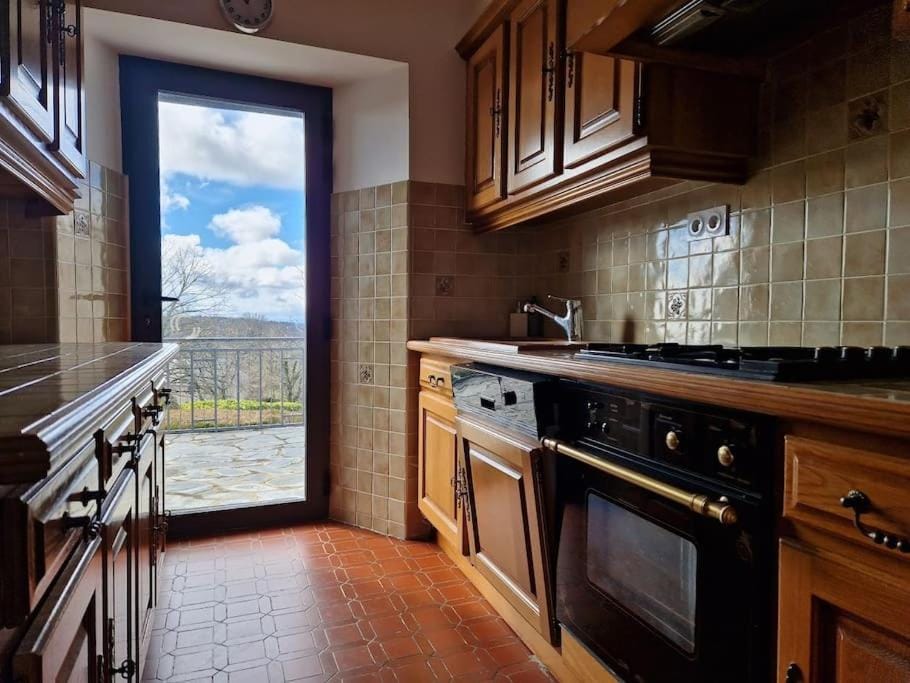 Kitchen or kitchenette, dishwasher, stove