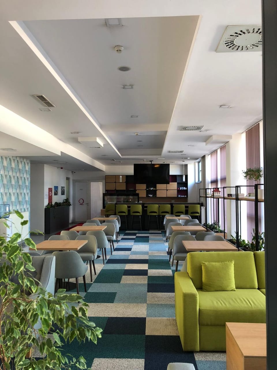 Property building, Communal lounge/ TV room, Communal lounge/ TV room, TV and multimedia, Living room, Lobby or reception, Lounge or bar, Seating area, Meeting/conference room, Area and facilities, Family, kitchen