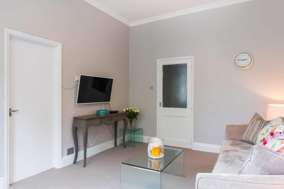 Porchester Terrace North Raised Ground Fl Sleeps 4 Apartment in City of Westminster