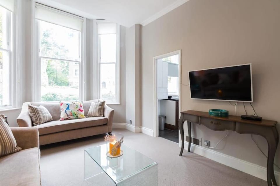 Porchester Terrace North Raised Ground Fl Sleeps 4 Apartment in City of Westminster
