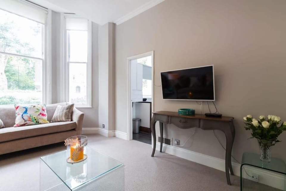 Porchester Terrace North Raised Ground Fl Sleeps 4 Apartment in City of Westminster