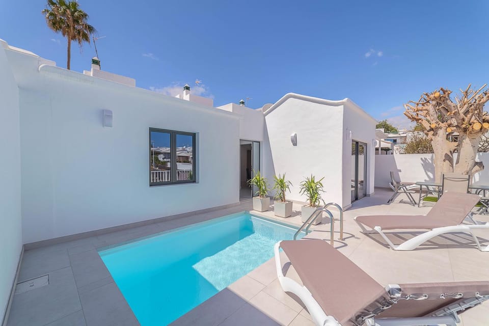 Solarium, Pool view, Swimming pool, Swimming pool, sunbed