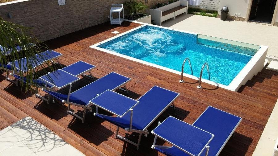 Swimming pool, Swimming pool