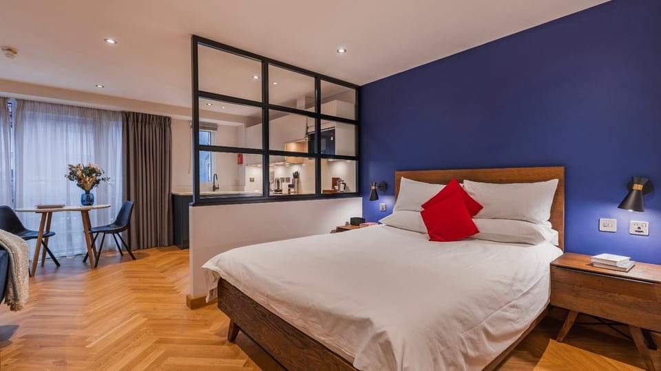 Bed, Dining area