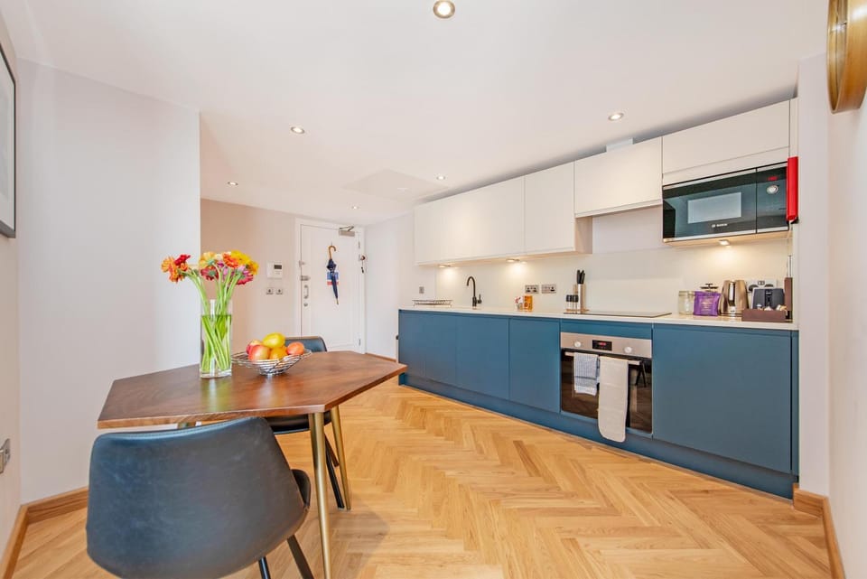 Coffee/tea facilities, Kitchen or kitchenette, Dining area, stove, toaster