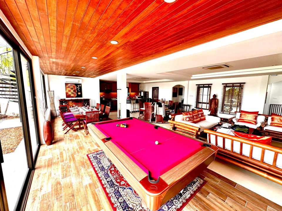 Communal lounge/ TV room, Billiard, Game Room, Living room, Evening entertainment