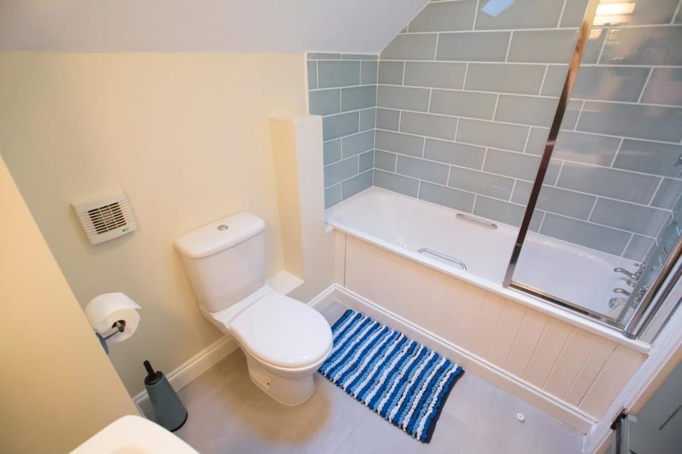 Shower, Toilet, Bathroom, Bath