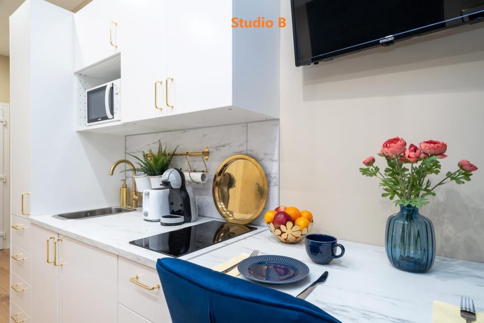 TV and multimedia, Coffee/tea facilities, Kitchen or kitchenette, internet, internet, microwave, minibar, stove, toaster, air conditioner