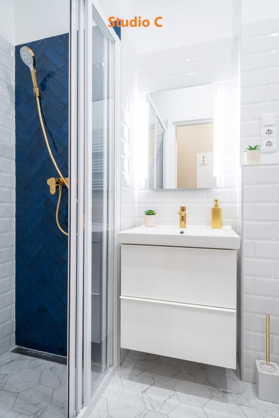 Shower, Bathroom, flat iron, furniture, hair dryier, heating, internet, internet, towels, air conditioner, air conditioner