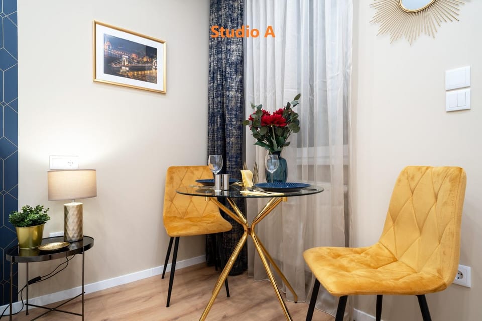 Living room, Seating area, Dining area, internet, internet, air conditioner