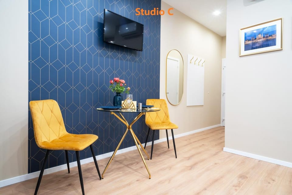 TV and multimedia, Living room, Decorative detail, Seating area, internet, internet, air conditioner