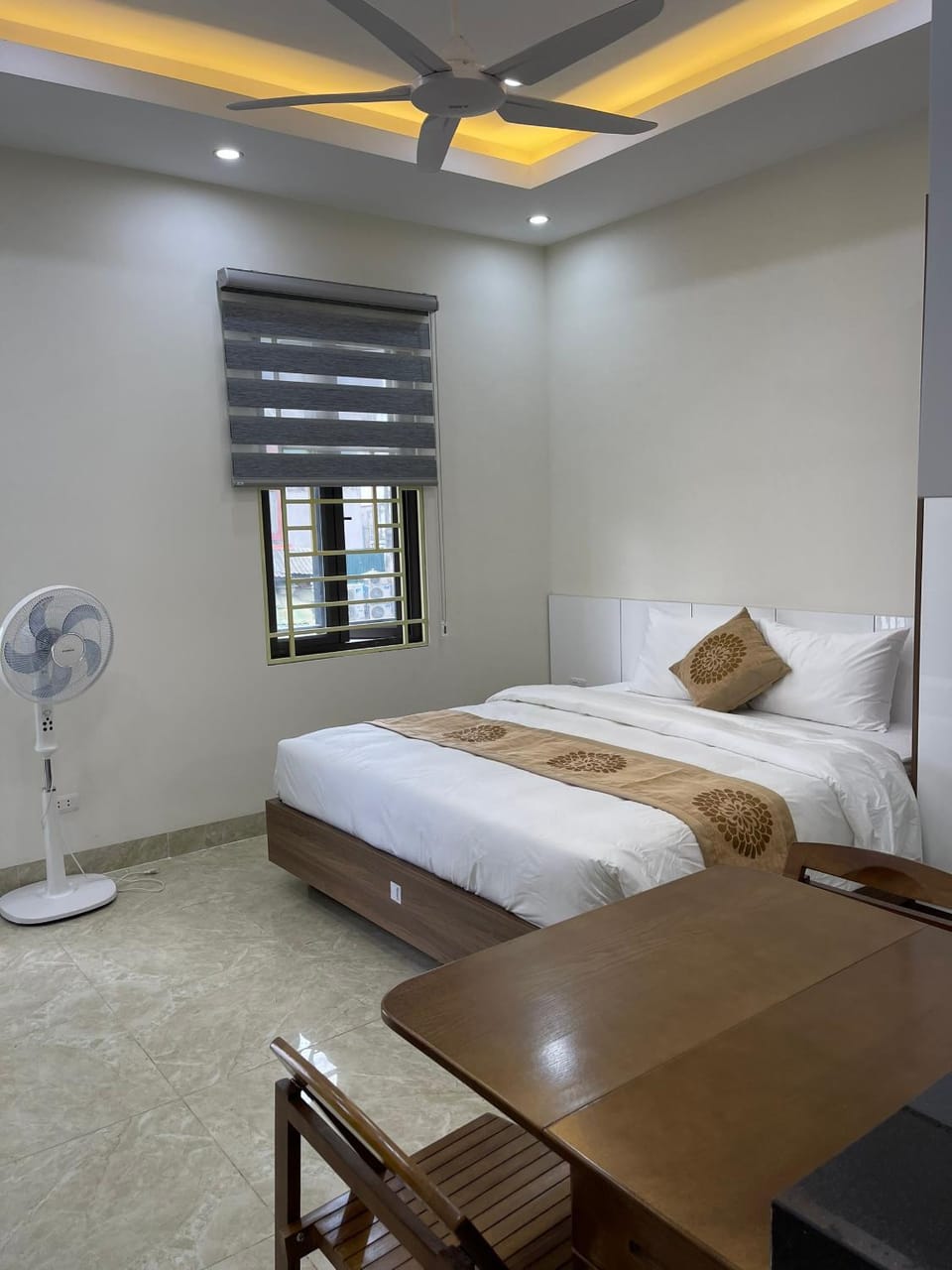 Bed, Photo of the whole room, Bedroom, fireplace, air conditioner
