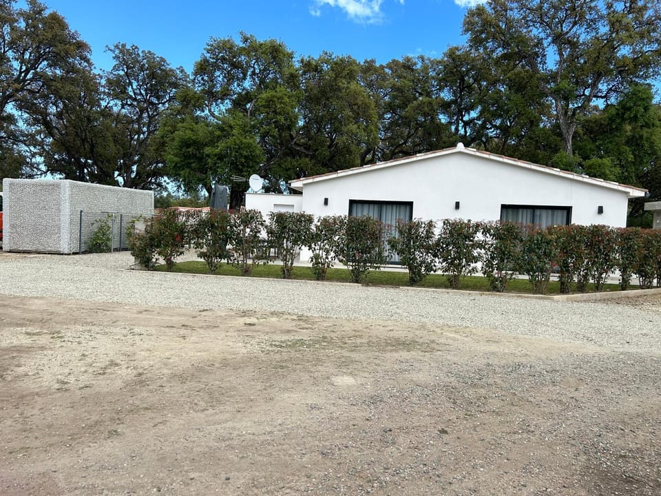 Villa Climatisée avec Piscine partagée , Terrasse et Parking House in Ghisonaccia