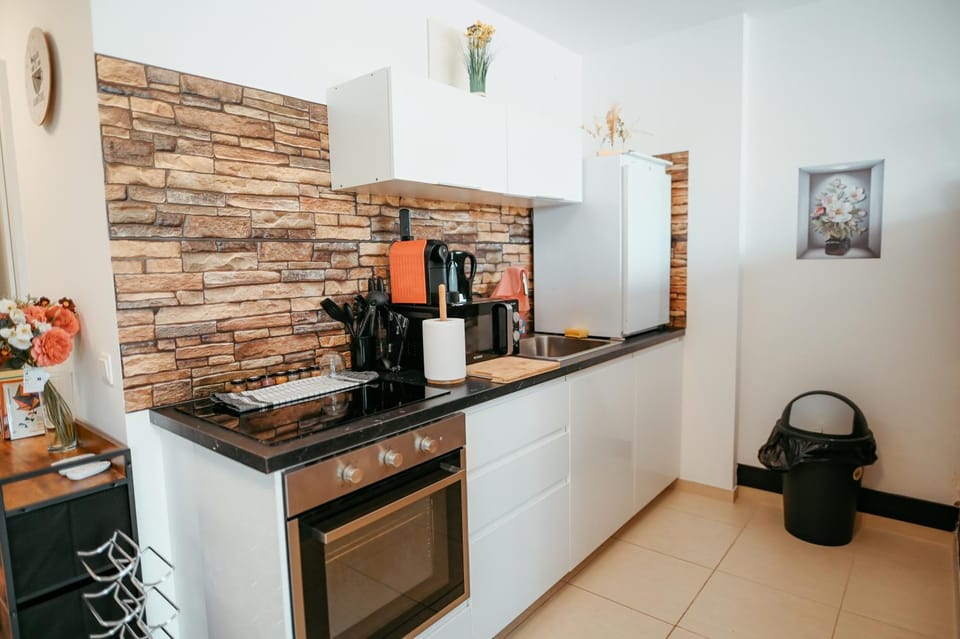 Coffee/tea facilities, Kitchen or kitchenette, microwave, oven, stove