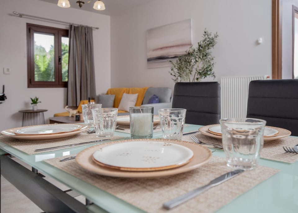 Living room, Food and drinks, Seating area, Dining area, Food