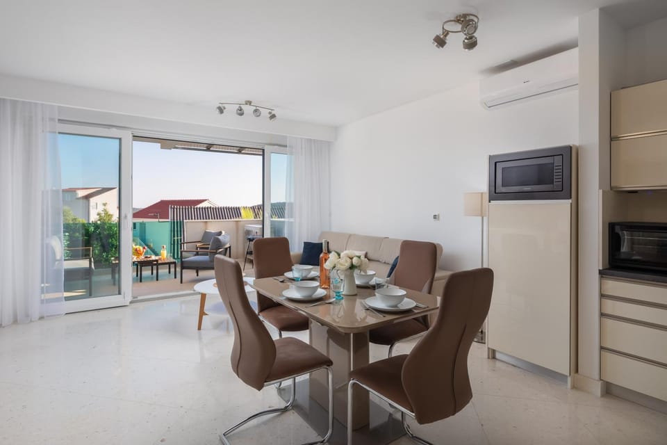 Communal lounge/ TV room, Living room, Seating area, Dining area, minibar