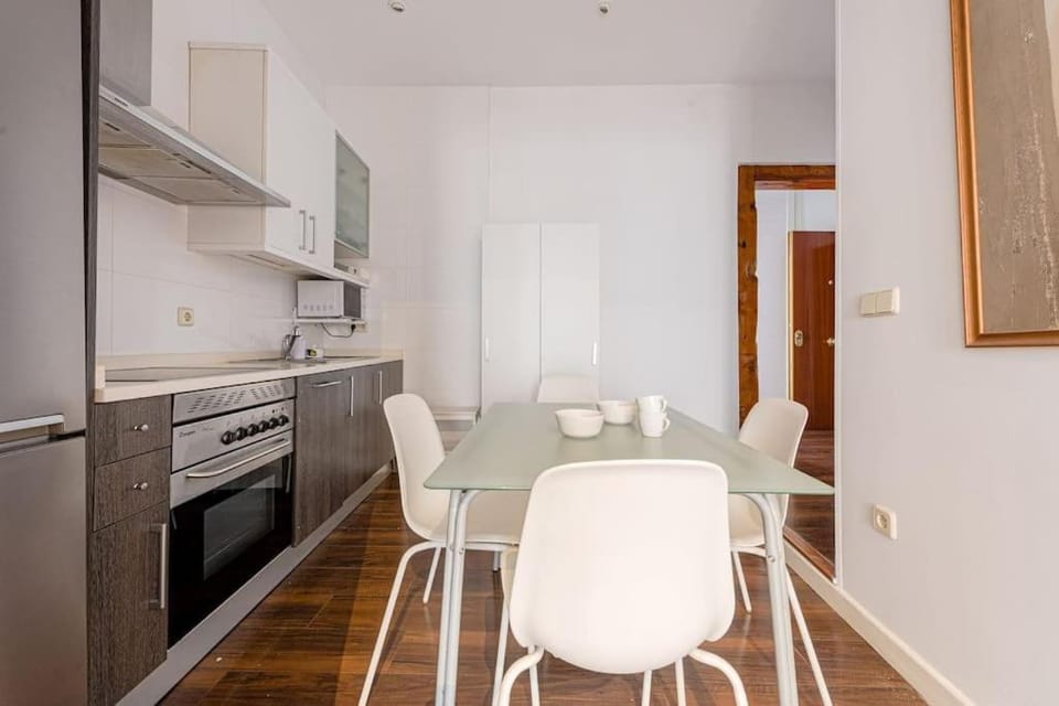 Flat next to the Paseo del Prado with balcony - A5 Apartment in Centro