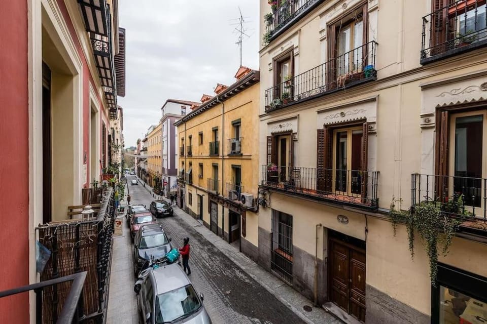 Flat next to the Paseo del Prado with balcony - A5 Apartment in Centro
