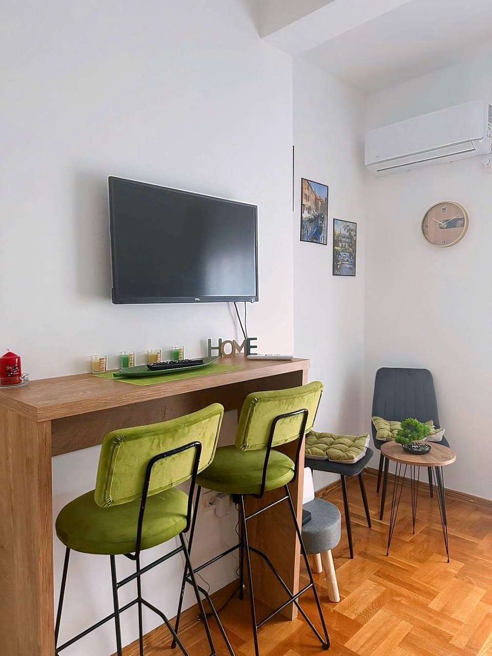 TV and multimedia, Living room, Seating area, Dining area, locker, air conditioner