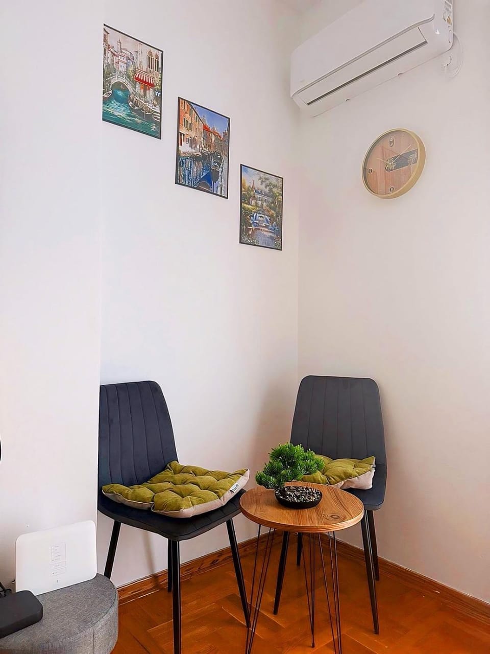 Living room, Seating area, Dining area, air conditioner