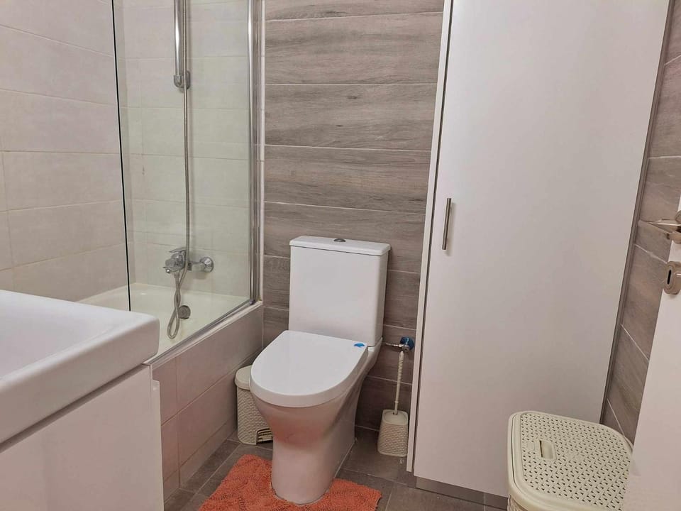 Shower, Toilet