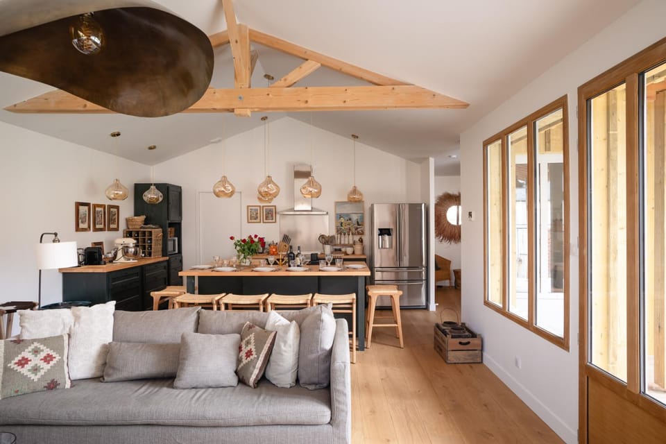 Kitchen or kitchenette, Seating area, Dining area