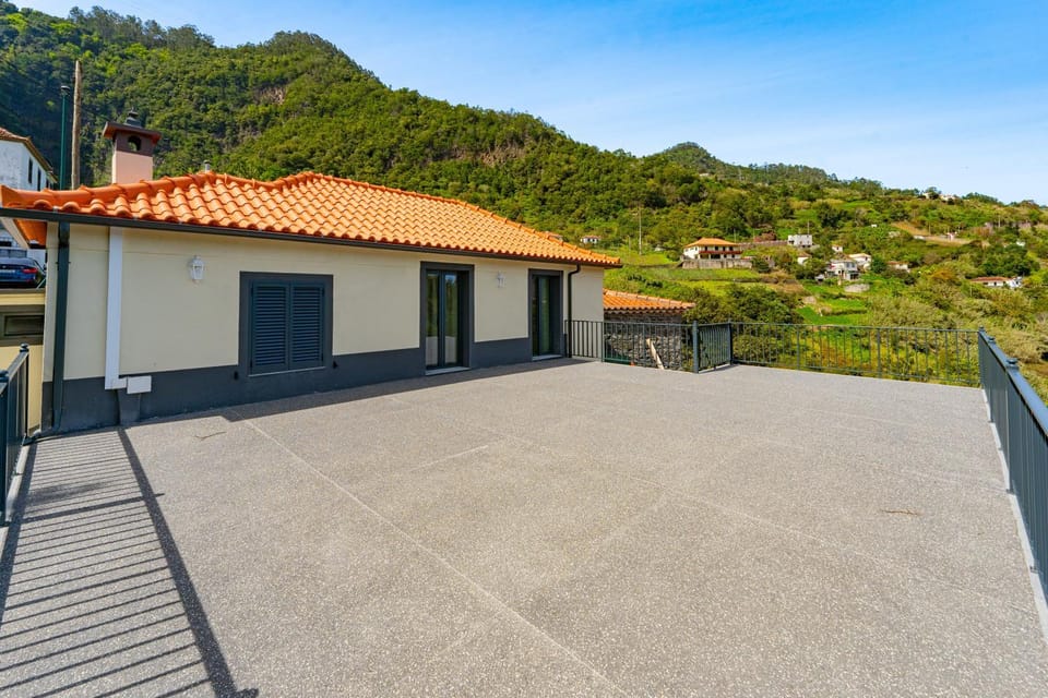 View (from property/room), Balcony/Terrace, Street view