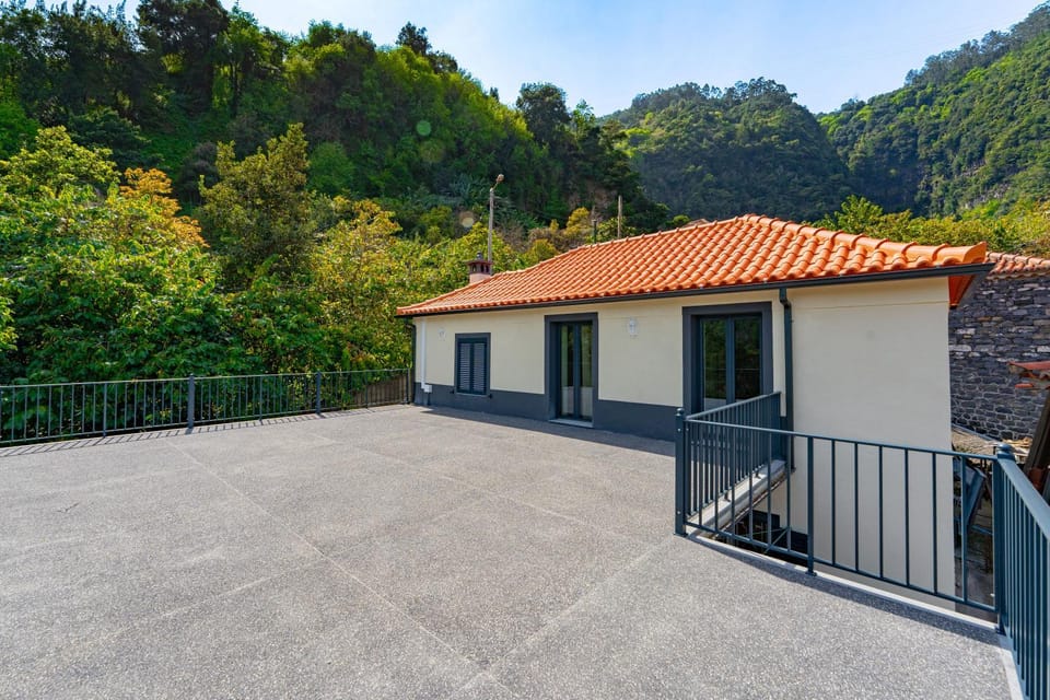 View (from property/room), Balcony/Terrace, Street view