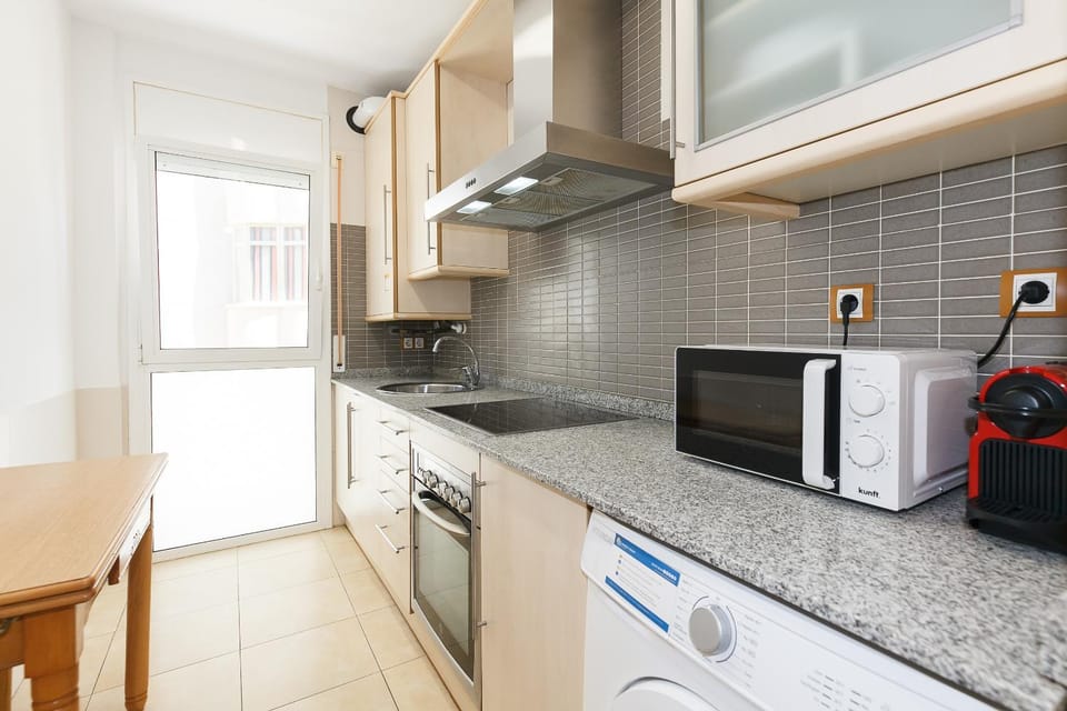 Kitchen or kitchenette, dishwasher, stove