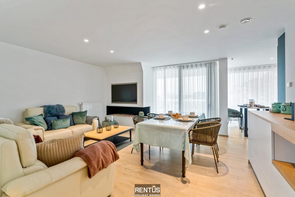 TV and multimedia, Living room, Seating area, Dining area