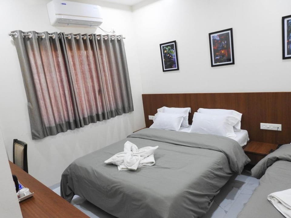 Bed, Photo of the whole room, Bedroom, towels, air conditioner