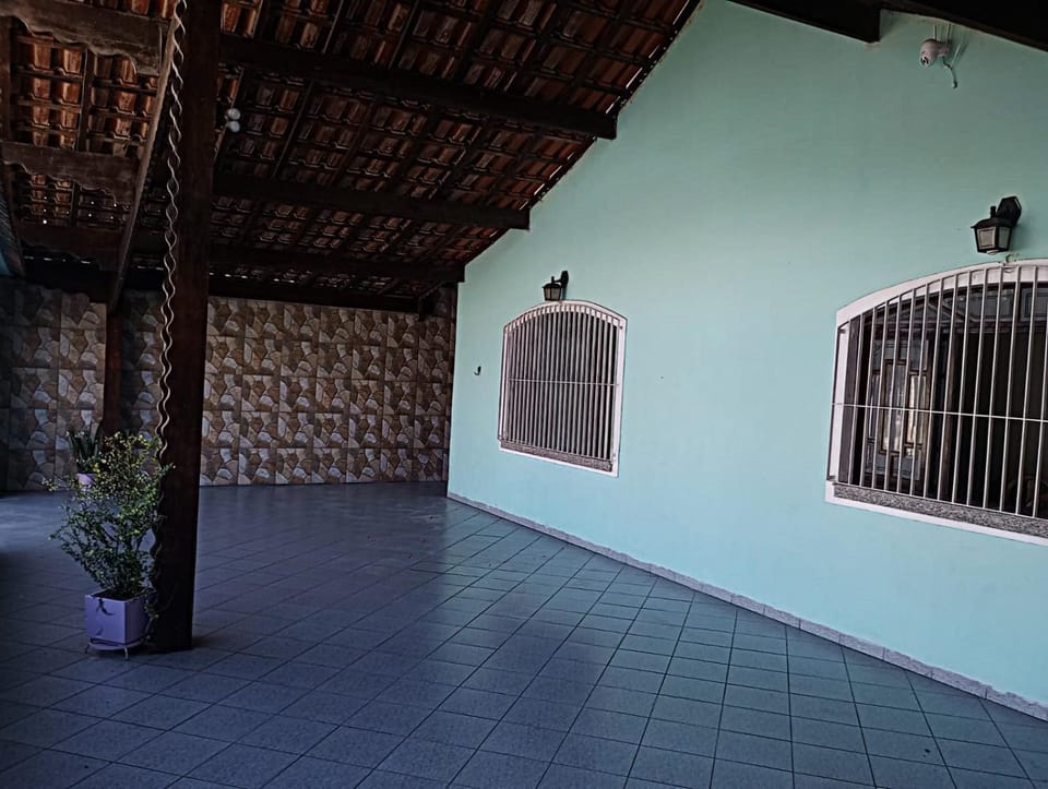 Casa para 14 pessoas a 700 m da praia com 4 dormitórios e churrasqueira House in State of São Paulo