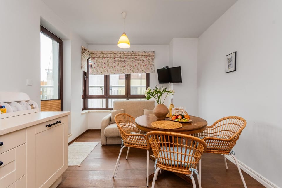 TV and multimedia, Seating area, Dining area