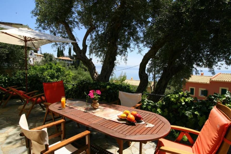 View (from property/room), Balcony/Terrace, Dining area, Garden view