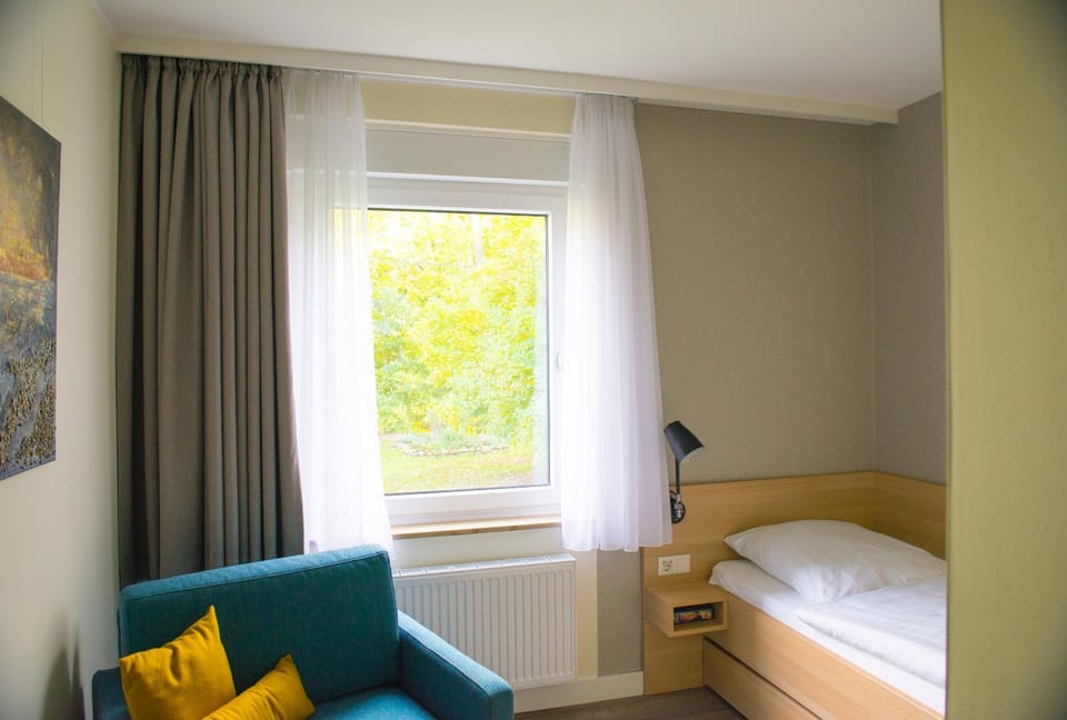 Bed, Seating area